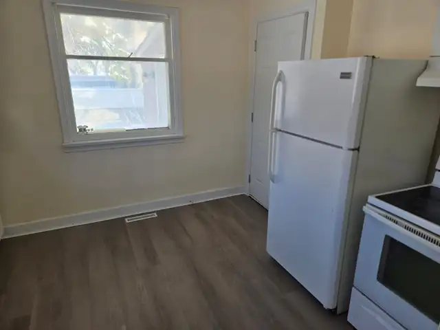 NEWLY RENOVATED 2 BED 1 BATH  MAIN FLOOR FOR RENT - Photo 4