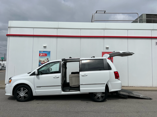2016 Dodge Grand Caravan CREW-MOBILITY WHEELCHAIR ACCESSIBLE VAN