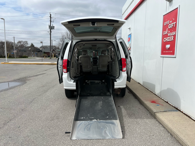 2016 Dodge Grand Caravan CREW-MOBILITY WHEELCHAIR ACCESSIBLE VAN - Photo 3