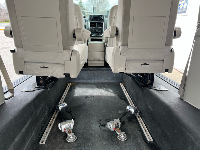 2016 Dodge Grand Caravan CREW-MOBILITY WHEELCHAIR ACCESSIBLE VAN - Photo 5