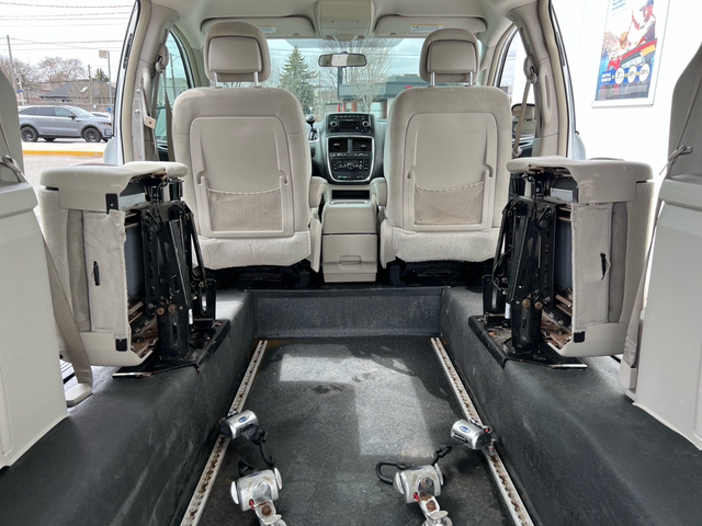 2016 Dodge Grand Caravan CREW-MOBILITY WHEELCHAIR ACCESSIBLE VAN - Photo 6