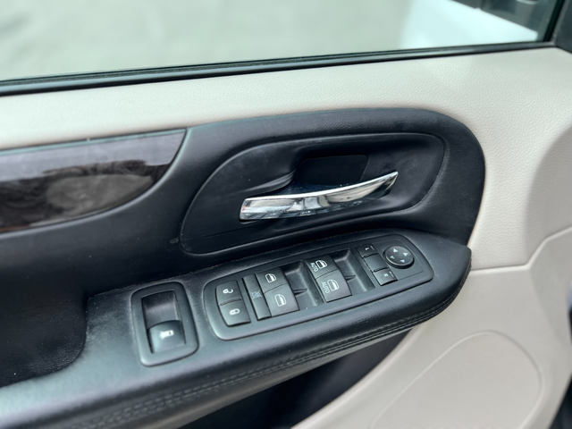 2016 Dodge Grand Caravan CREW-MOBILITY WHEELCHAIR ACCESSIBLE VAN - Photo 12