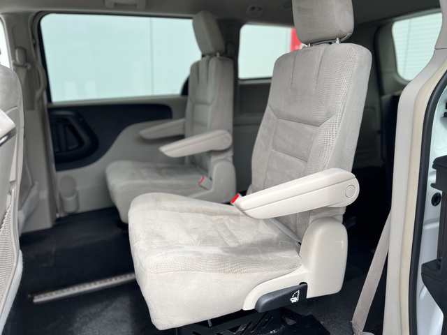 2016 Dodge Grand Caravan CREW-MOBILITY WHEELCHAIR ACCESSIBLE VAN - Photo 16