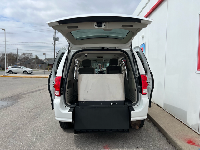 2016 Dodge Grand Caravan CREW-MOBILITY WHEELCHAIR ACCESSIBLE VAN - Photo 17