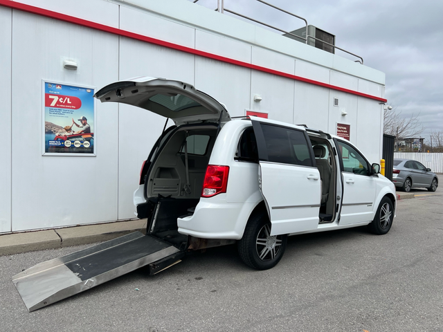 2016 Dodge Grand Caravan CREW-MOBILITY WHEELCHAIR ACCESSIBLE VAN - Photo 18