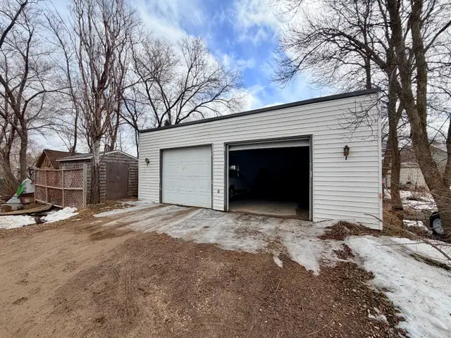 3  Bed | 2 Bath | 87 Gordon Avenue Elm Creek - Photo 2