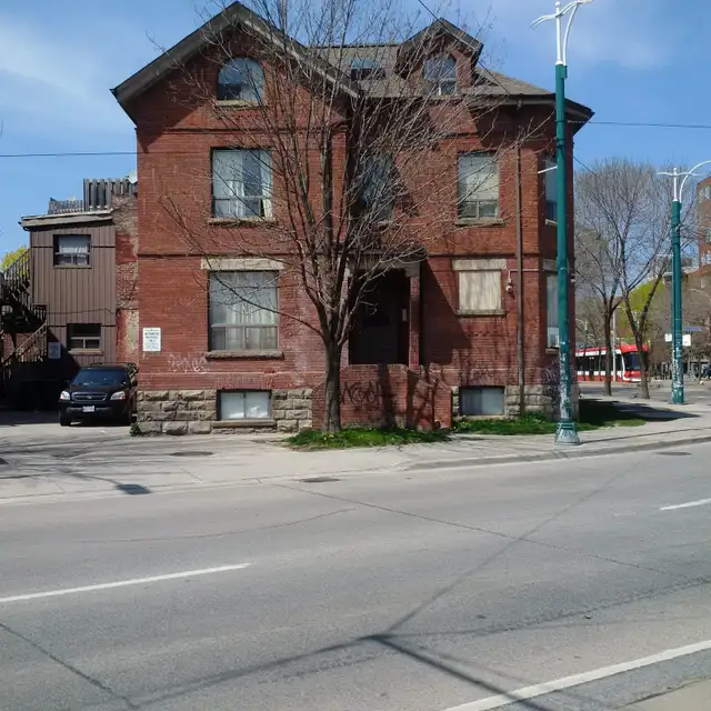 Bright 2 bdrm/Deck near Little Italy June 1st - Photo 2