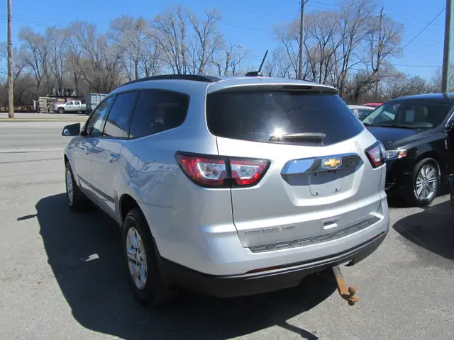 2017 Chevrolet Traverse AWD, No Accidents, 7 riders, CERTIFIED W - Photo 4