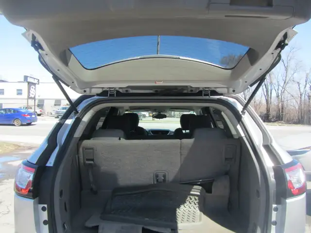 2017 Chevrolet Traverse AWD, No Accidents, 7 riders, CERTIFIED W - Photo 7