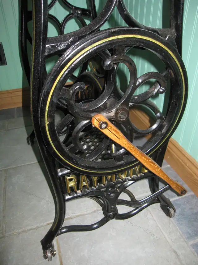 RAYMOND  BEAVER SEWING MACHINE LIVE EDGE COFFEE ENTRANCE TABLE - Photo 6