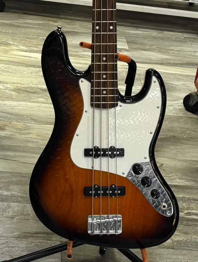 Squire J Bass 4 String - Photo 2