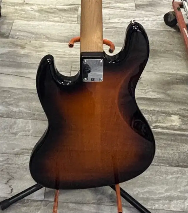 Squire J Bass 4 String - Photo 5