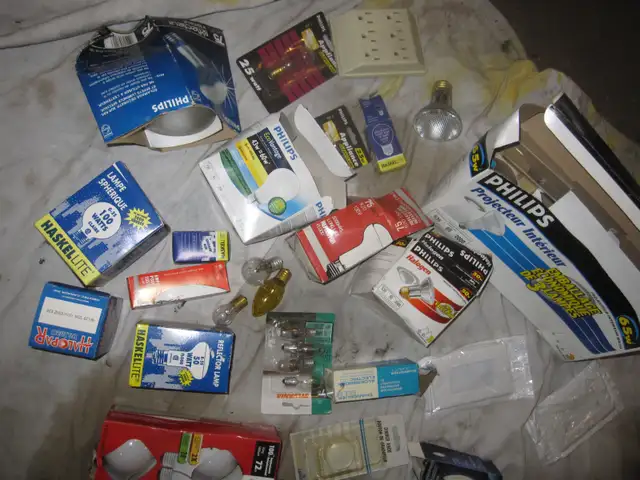 VARIOUS ELECTRICAL PARTS BOXES SWITCHES PLUGS LIGHT BULBS ETC - Photo 3