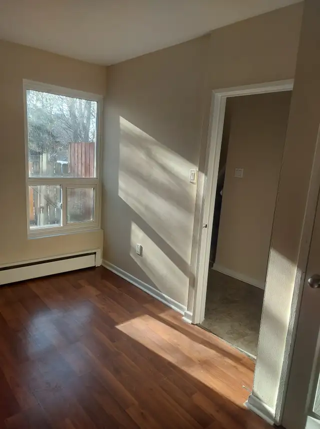 BEAUTIFUL 4 BEDROOM TOWNHOUSE with 1 MONTH FREE RENT - Photo 4