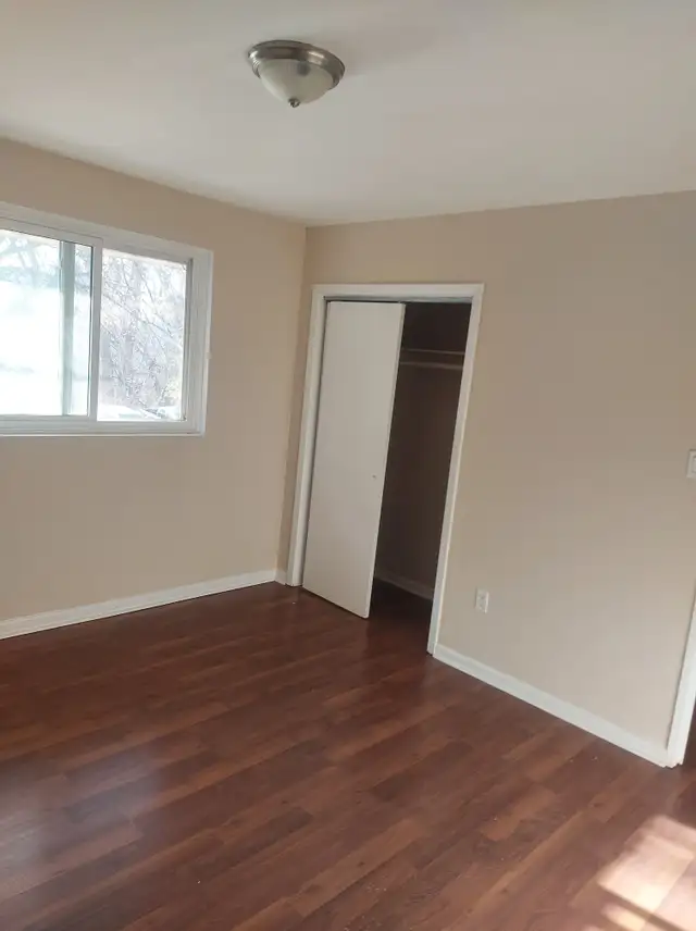 BEAUTIFUL 4 BEDROOM TOWNHOUSE with 1 MONTH FREE RENT - Photo 5