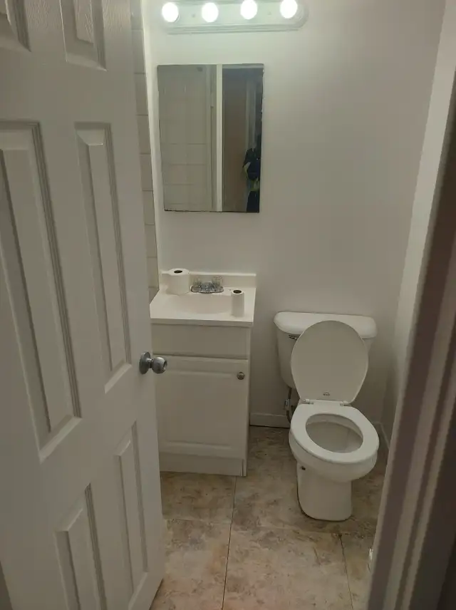 BEAUTIFUL 4 BEDROOM TOWNHOUSE with 1 MONTH FREE RENT - Photo 6