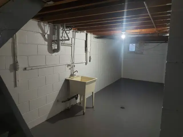 BEAUTIFUL 4 BEDROOM TOWNHOUSE with 1 MONTH FREE RENT - Photo 8