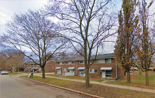 BEAUTIFUL 4 BEDROOM TOWNHOUSE with 1 MONTH FREE RENT - Photo 9