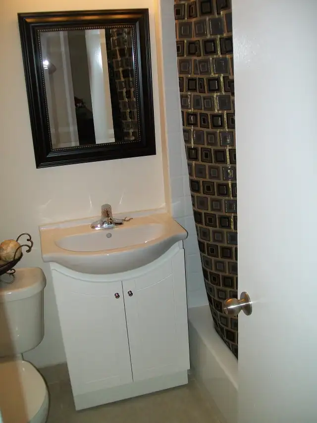 BEAUTIFUL 3 BEDROOM TOWNHOUSE with 1 MONTH FREE RENT - Photo 7