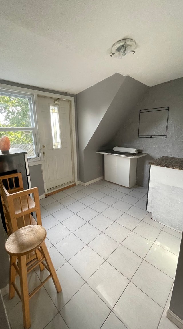 Bachelor Available on 3rd Floor - Lakeshore & Islington