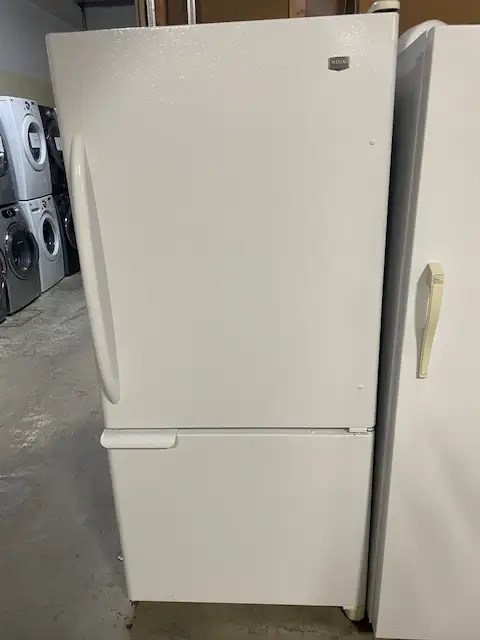 Réfrigérateur blanc 30'' congélateur au bas Maytag