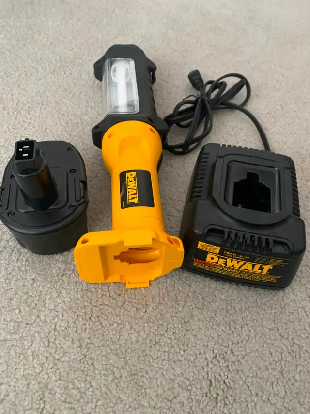 DeWalt 14.4v Work Light - Photo 2