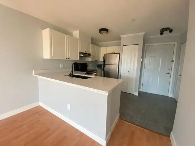 Richmond Waterside updated one bedroom condo near YVR for rent! - Photo 2