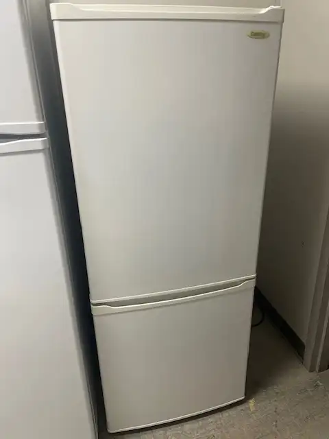 Réfrigérateur blanc 24'' congélateur au bas Danby