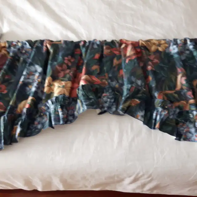 UNE PAIRE DE CANTONNIÈRES NEUVES DOUBLÉES 60'LARx20'HAUT: $20.00