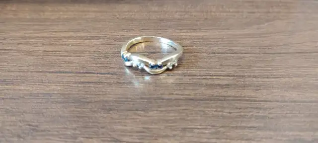 Beautiful Saffire and Diamond Ring for Sale! - Photo 2