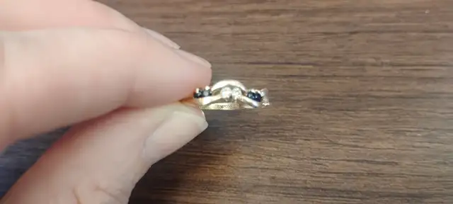 Beautiful Saffire and Diamond Ring for Sale! - Photo 3