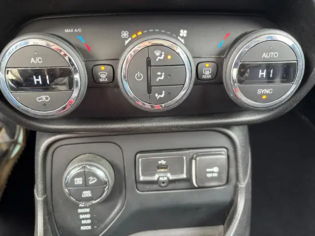 2015 Jeep Renegade 4WD 4dr Trailhawk - Photo 12