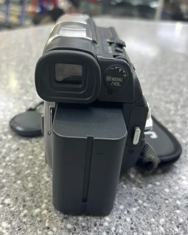 JVC GR-D74U Digital Video Camcorder - Photo 4