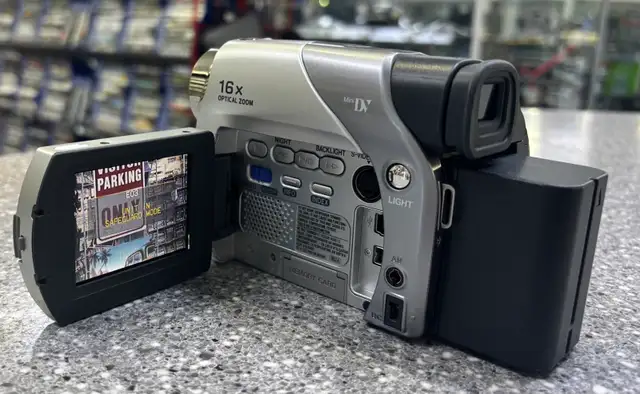 JVC GR-D74U Digital Video Camcorder - Photo 6