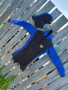 ONE SLIGHTY USED WOMANS WET SUITas pictured