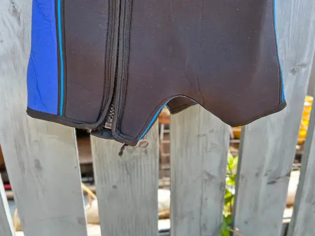 ONE SLIGHTY USED WOMANS WET SUITas pictured - Photo 4