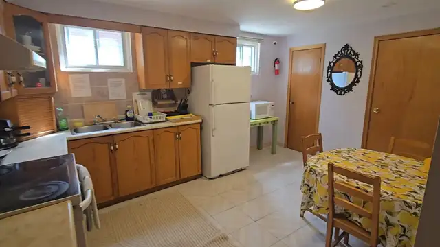 BRIGHT , CLEAN Furnished Room, utilities,WIFI inc.GROUND LEVEL - Photo 5