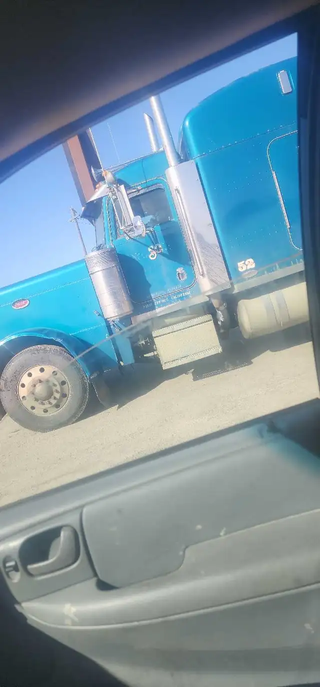 22000 pete 379 runs drives reliable truck - Photo 2