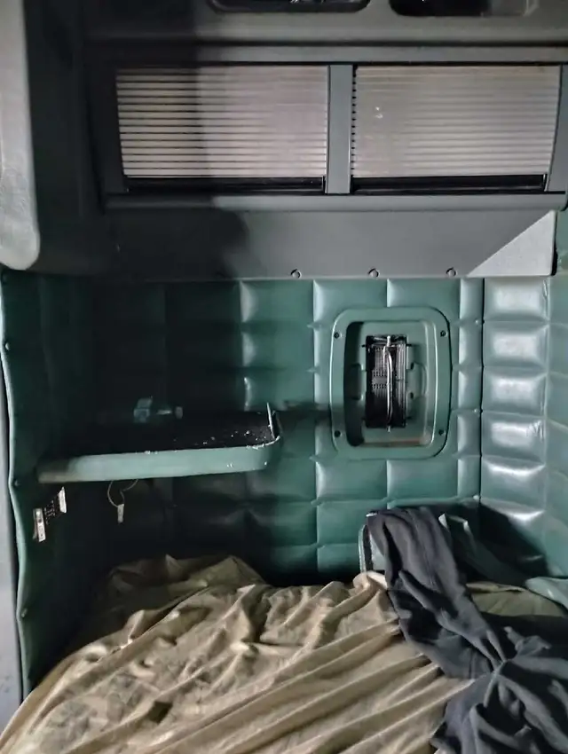 22000 pete 379 runs drives reliable truck - Photo 4