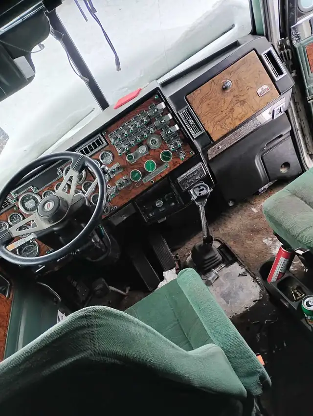 22000 pete 379 runs drives reliable truck - Photo 5