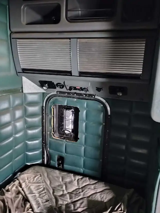 22000 pete 379 runs drives reliable truck - Photo 6