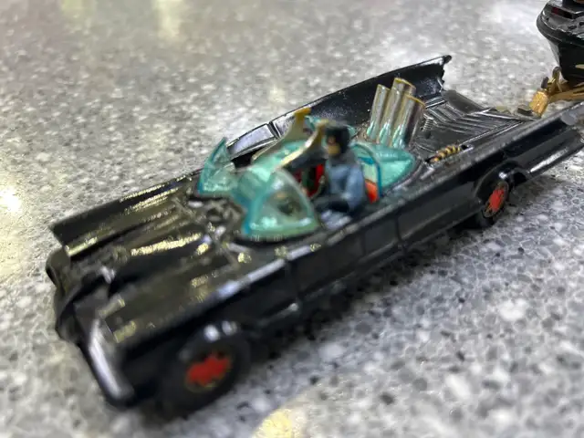 Corgi 267 Batmobile Boat and Trailer Damaged - Photo 2