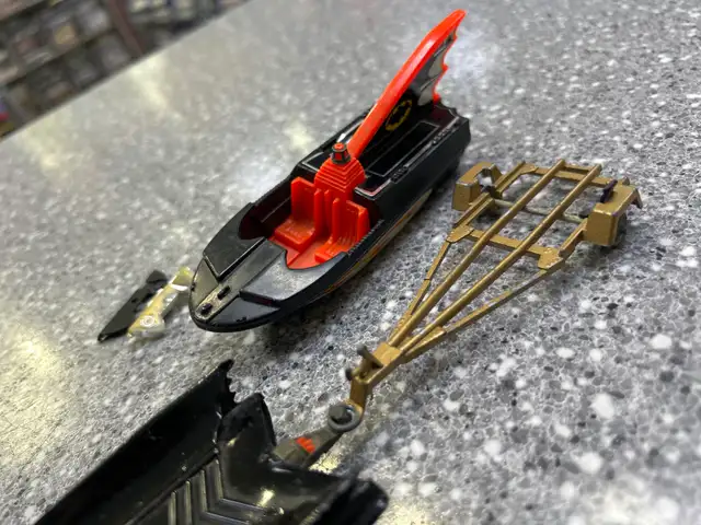 Corgi 267 Batmobile Boat and Trailer Damaged - Photo 7