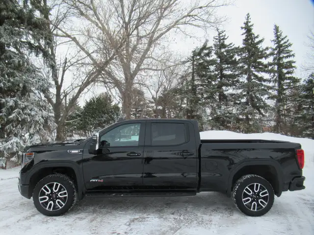 2024 GMC Sierra 1500 AT4 Crew Cab 4WD - Photo 2