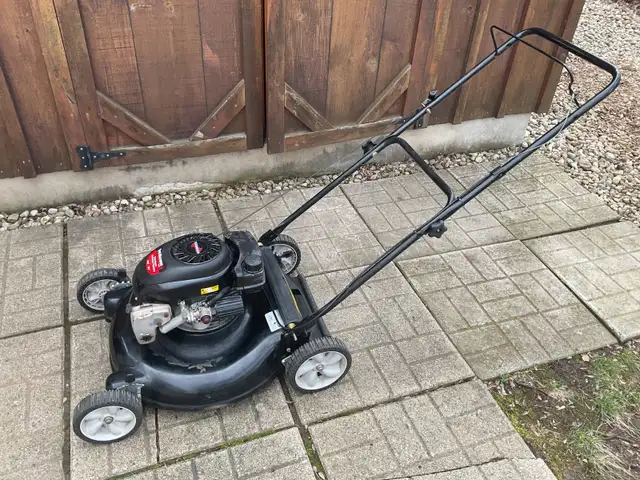 Lawn mower Yard Machines. - Photo 2