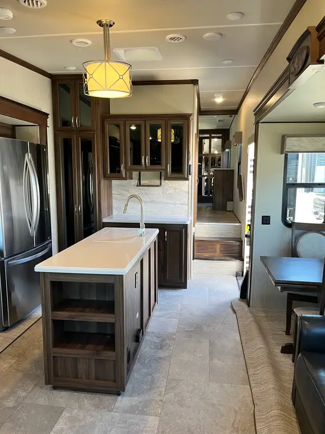 Luxury 5th wheel for sale - Photo 2