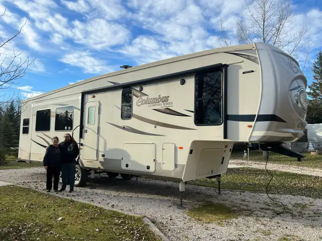 Luxury 5th wheel for sale - Photo 3