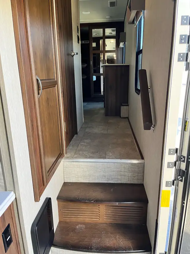 Luxury 5th wheel for sale - Photo 4