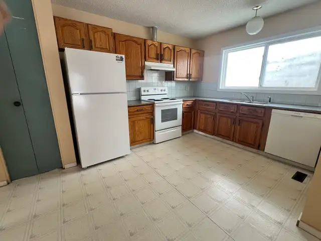 4Bedroom house available immediately - Photo 3