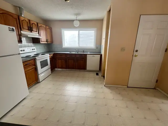 4Bedroom house available immediately - Photo 4